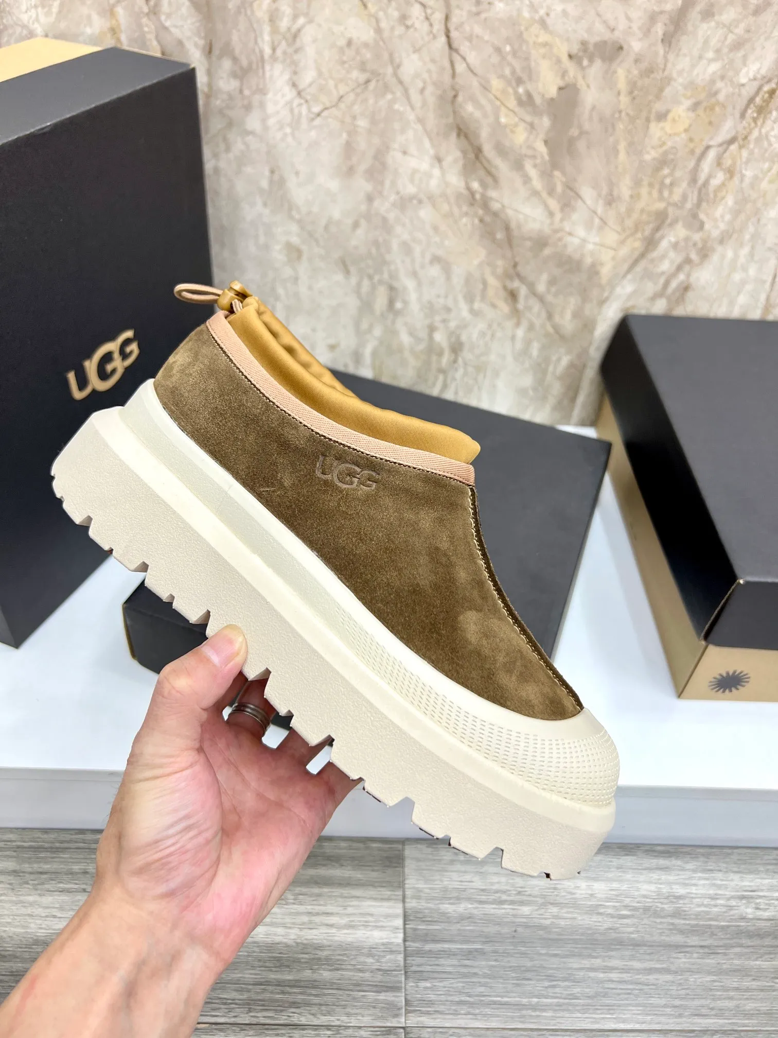 Men's men's shoes💰: 💰540💰Couple model👫 UGG Tasman Weather Hybrid one-second snow boots👢 Wang Yibo's same 👏 classic Tasman shoe is designed with environmentally friendly waterproof and snowproof material, which is both fashionable and functional. At the same time, it is paired with the new UGG Keen furry color-blocked jacket. Bright orange and maroon collide to create a new light outdoor style and open up a new travel experience in early autumn! Using the best materials, the 17mm fur-integrated surface is warmer and more breathable, and the outsole is upgraded to a lightweight and wear-resistant light wing technology outsole! Size: Women’s size 35-40 / Men’s size 38–44 (45 customized) Official website color